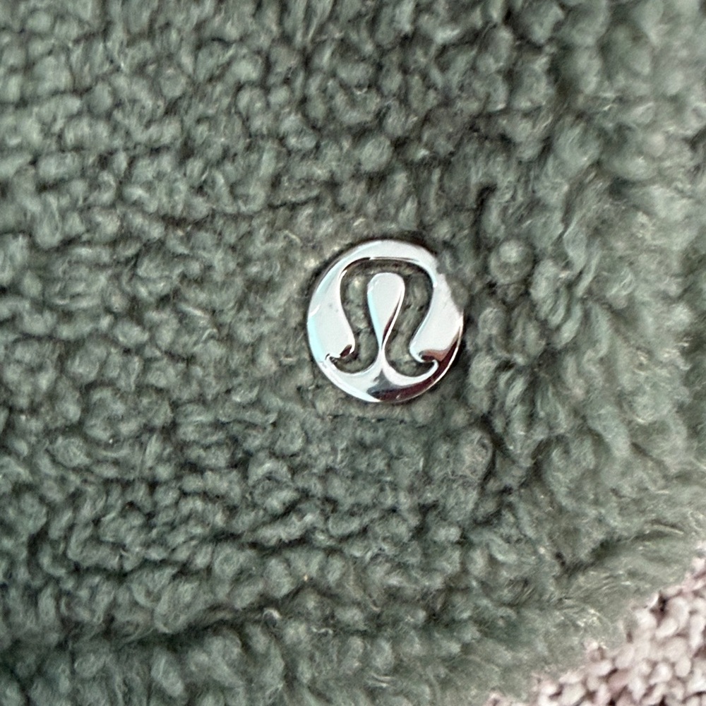 lululemon athletica Forest Green Sherpa Travel Bag - Picture 2 of 5